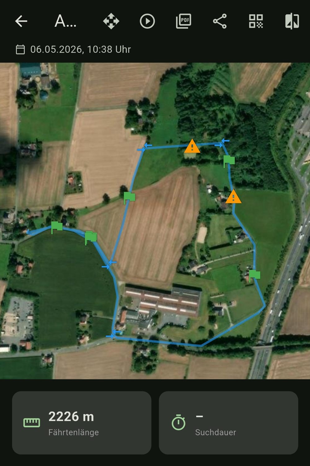 Fährtenansicht in TrackMaster IGP: gelegte Spur auf dem Satellitenbild mit Gegenständen, Winkeln, Fehlerpunkten und einer Fährtenlänge von 2226 Metern