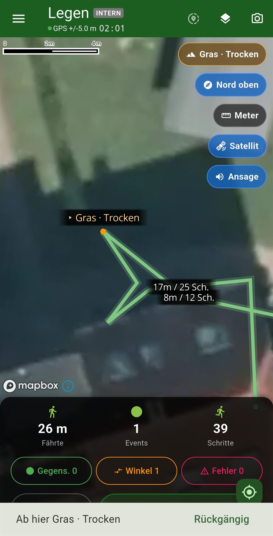 Live-Aufzeichnung beim Legen: Geländewechsel auf Gras trocken markiert, Schrittzahlen je Schenkel, Zähler für Gegenstände, Winkel und Fehler
